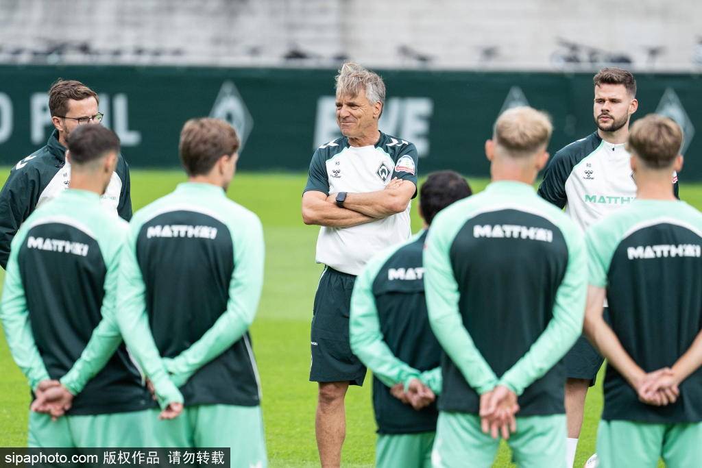 德甲球队不莱梅训练备战比赛
        
    德甲球队不莱梅训练备战比赛